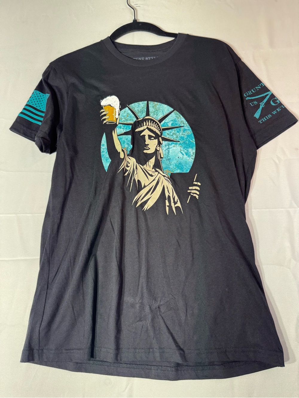 New Grunt Style Medium Men's Black Tee with Teal Statue of Liberty Graphic